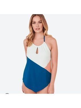 NEW Size Medium LA VIE EN ROSE bathing suit top